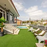 Гостевой дом Escape To Your Private Pool, Sea Views And Bbq