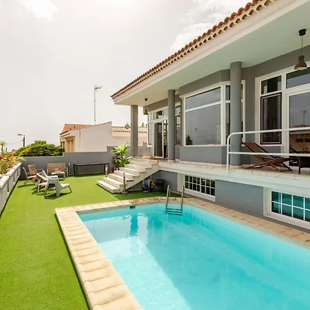 Konukevi Escape To Your Private Pool, Sea Views And Bbq 2*