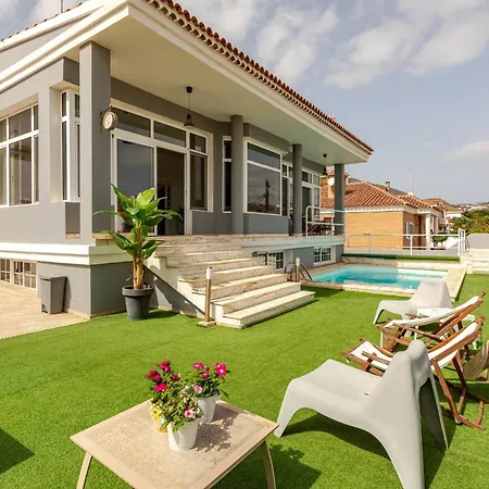 Escape To Your Private Pool, Sea Views And Bbq 2*